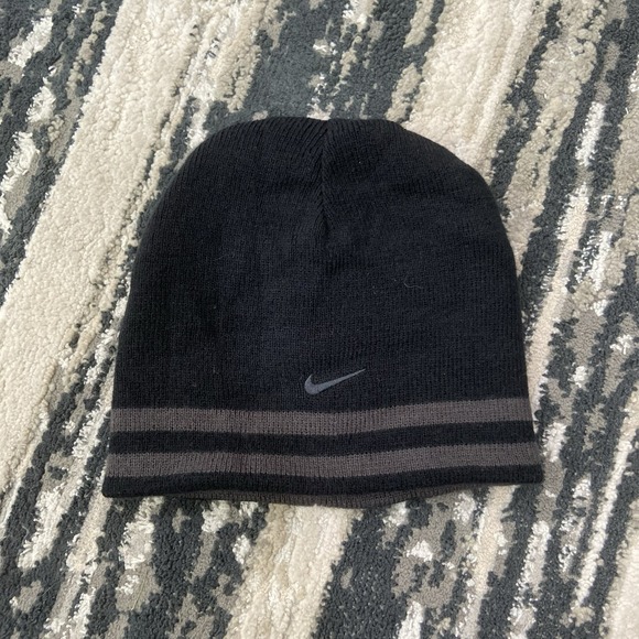 Nike Boys Reversible Gray & Black Beanie - Picture 1 of 4